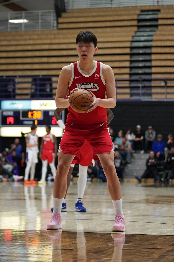 队友极坑，仍砍31+8+3，正负值+13，他确实在稳定进步|杨瀚森|圣迭戈快船|快船|杨翰森|洛杉矶快船队_新浪体育_新浪新闻