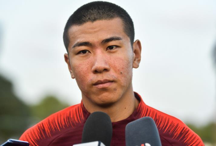 开云官网-武汉球迷都觉得刘奕鸣会走，为何如今却官宣跟三镇续约，引发热议