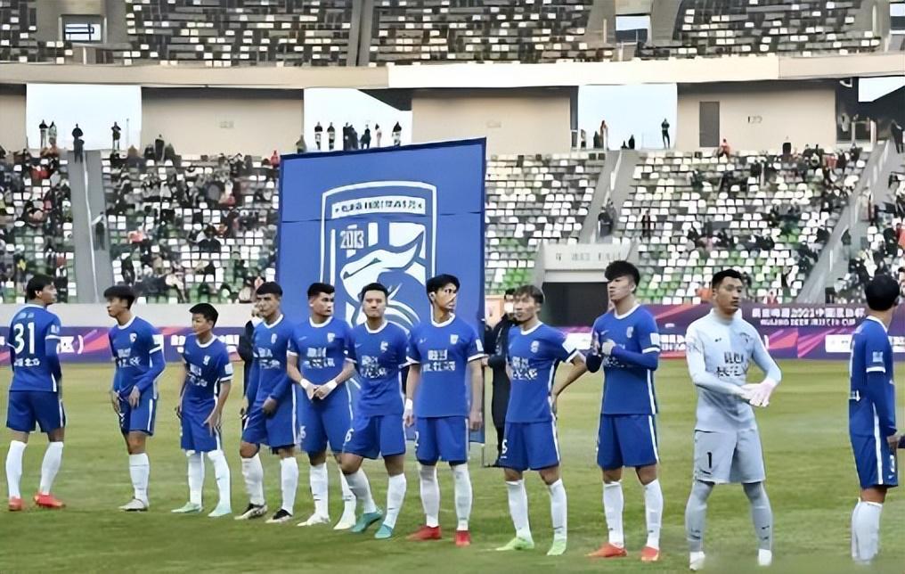 开云官网-武汉球迷都觉得刘奕鸣会走，为何如今却官宣跟三镇续约，引发热议