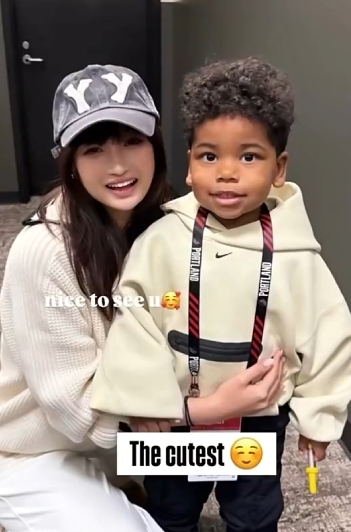 混得太熟了！杨瀚森女友抱着利拉德儿子在场边转圈圈